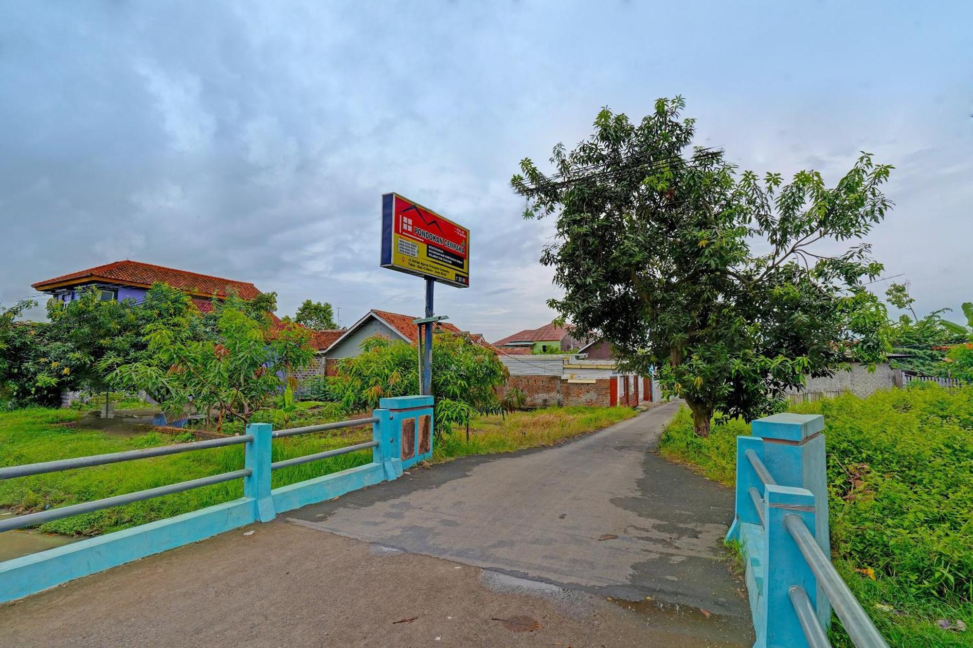 Oyo 91955 Pondokan Cempaka Cirebon Exterior foto